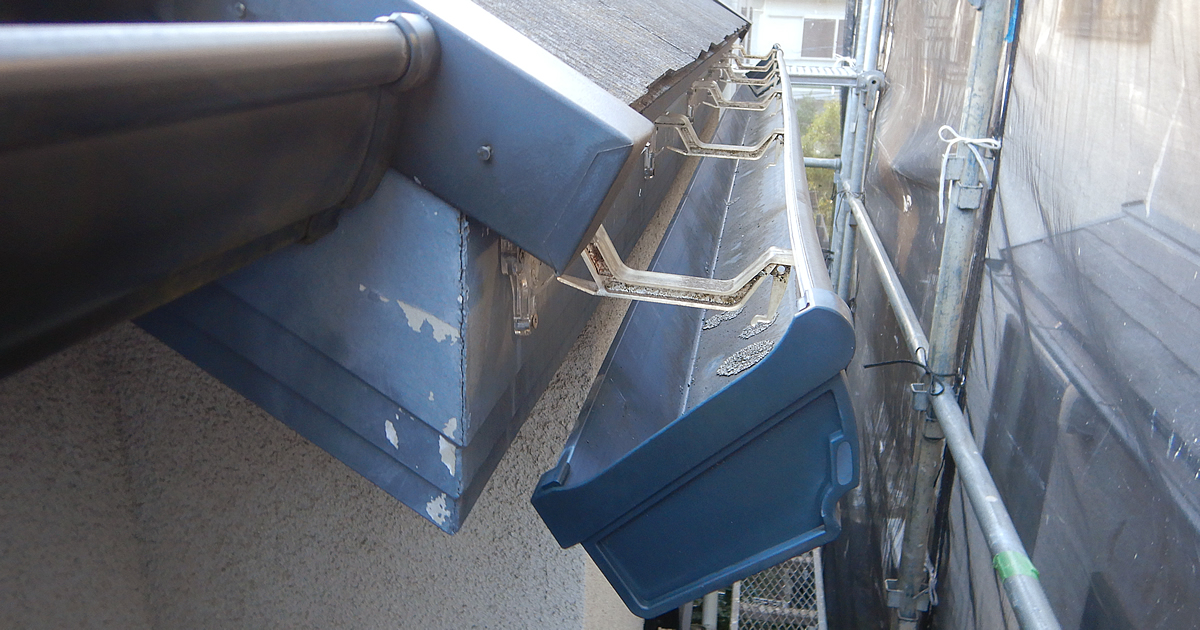 軒樋アンロッカーのサムネイル，デンカの軒樋「CR105」を外した状態