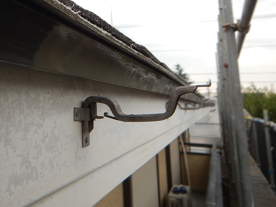 軒樋を内吊りするための「吊り金具」