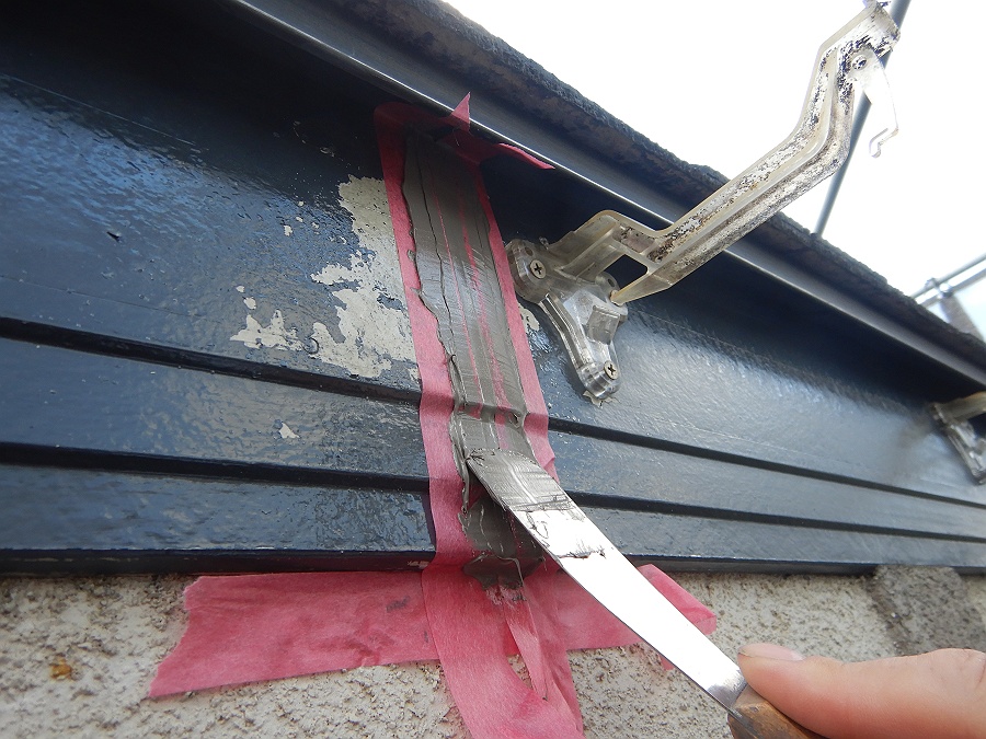 鼻隠板の継ぎ目シーリング打設