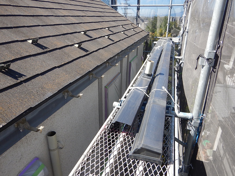 取り外した軒樋を足場の上に乗せている状況