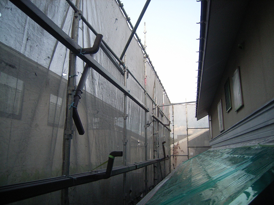 取り外した軒樋を足場に結束してある状況