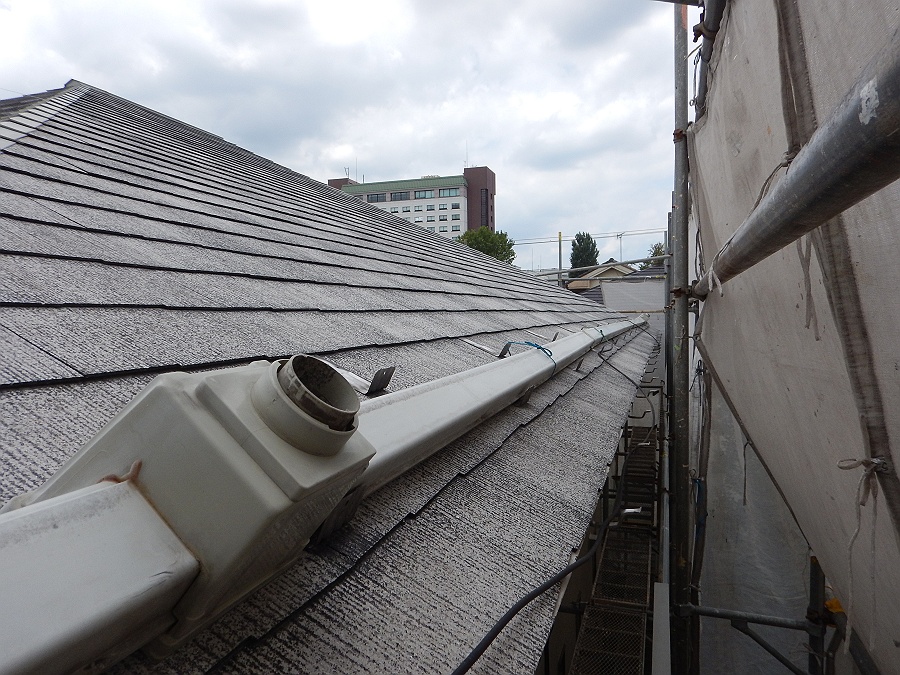 取り外した軒樋を屋根の上に乗せている状況