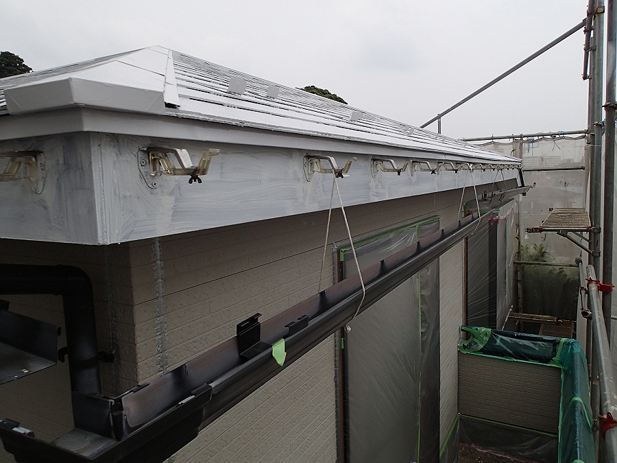 取り外した軒樋を吊り金具からヒモで下げてある状況