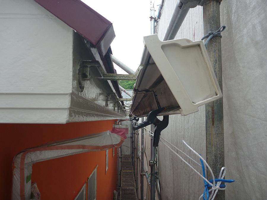 ロック解除した軒樋を足場のほうに引っ張ってある状況