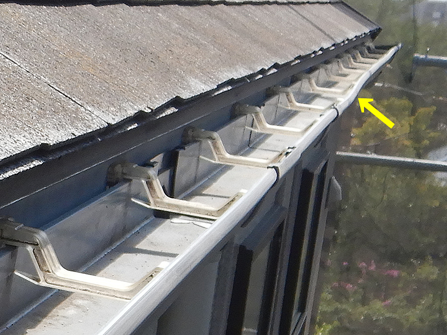 軒樋取り付け状態がおかしい