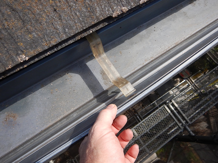 吊り具先端が軒樋の溝に入っていない