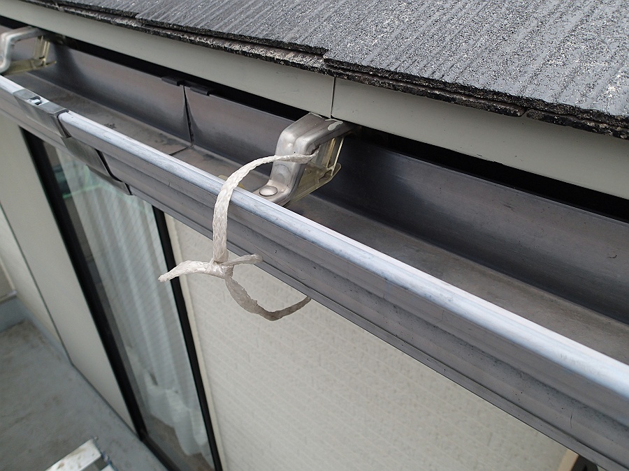 軒樋落下防止のヒモ