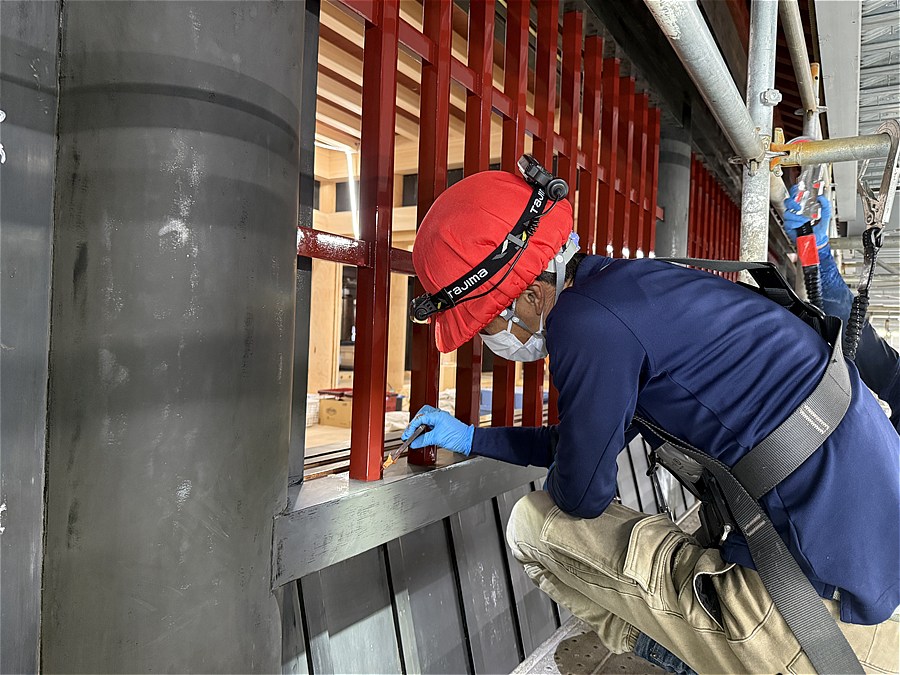 漆塗り塗装作業中