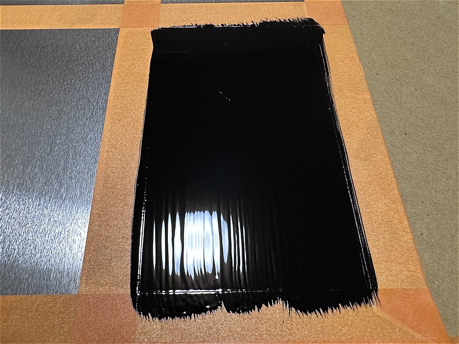 弱溶剤1液シリコン塗料をアルミ板に塗布