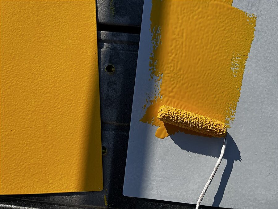 グレーの上に上塗1回目を塗布