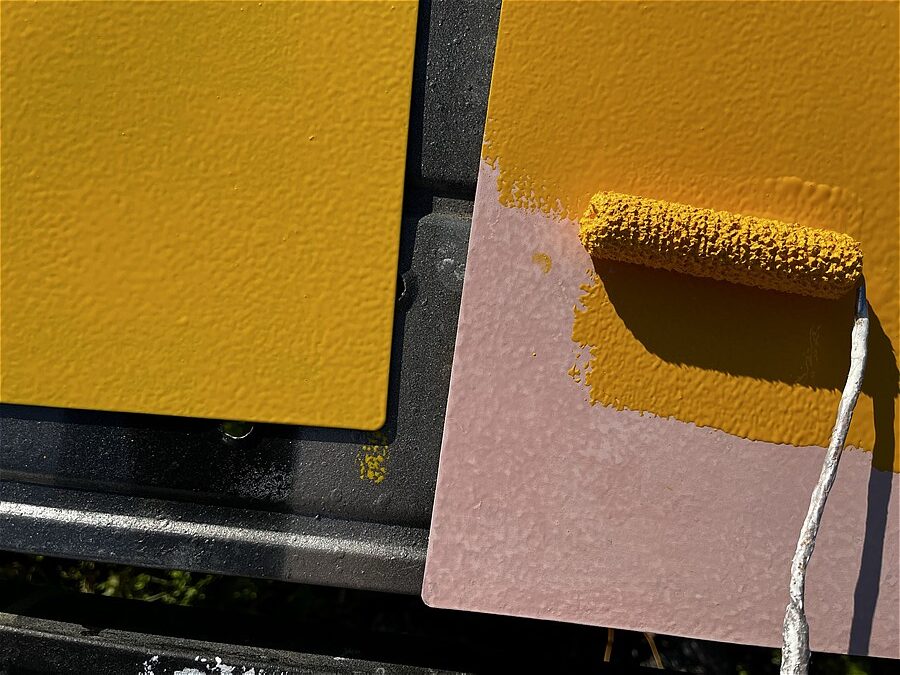 ピンクの上に上塗1回目を塗布