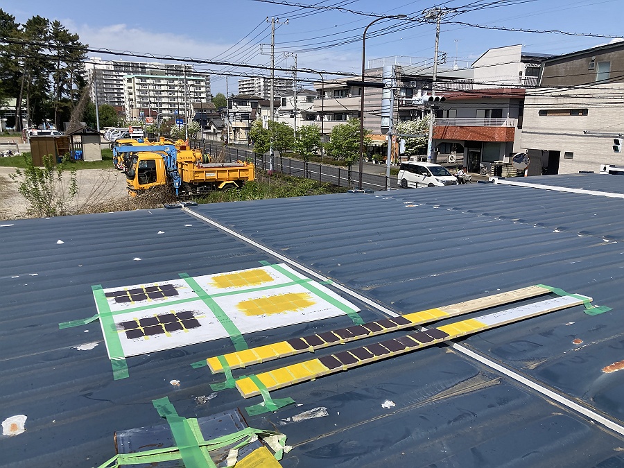 倉庫の屋根の上で暴露試験開始