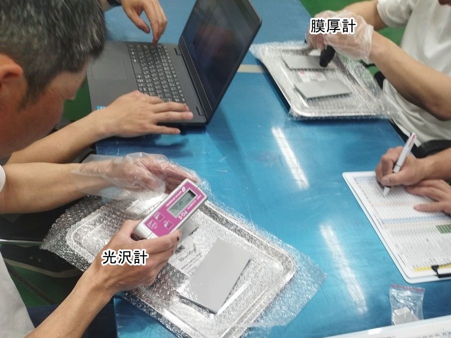 膜厚計と光沢計検査