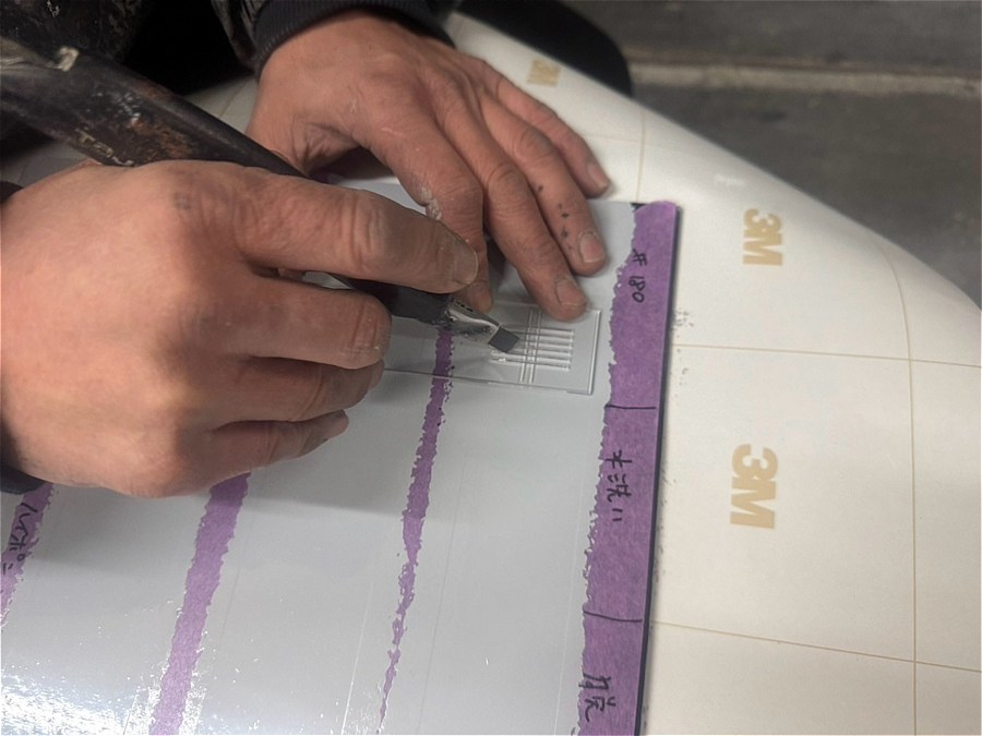 ガラスとカッティングシートの上の塗膜にクロスカット