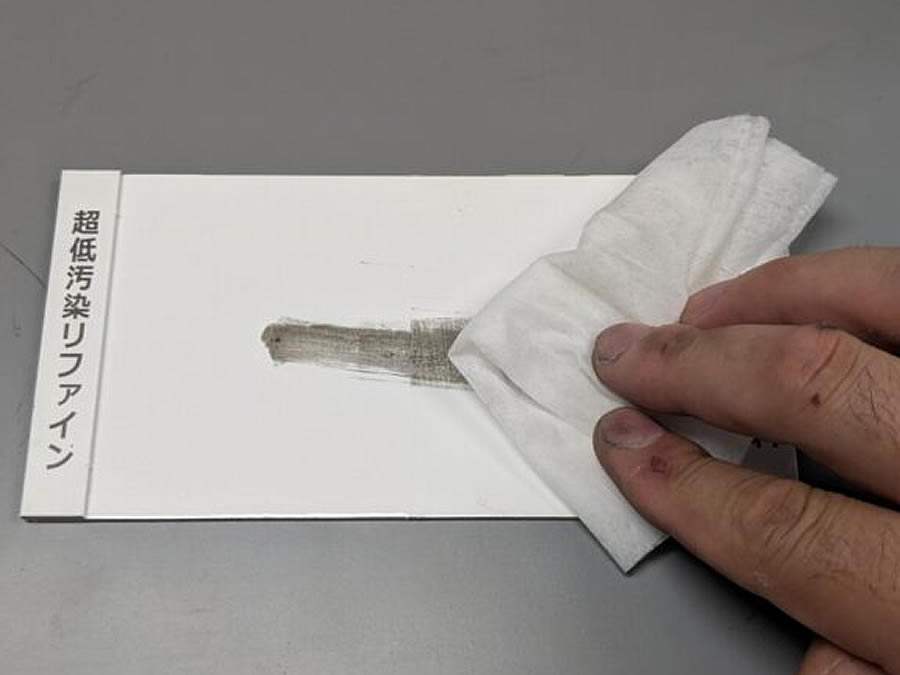 カーボン懸濁液をウェットティッシュで拭き取る