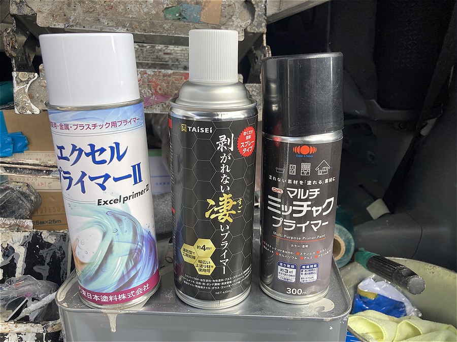 「エクセルプライマーⅡ」東日本塗料、「剥がれない凄いプライマー」タイセイ、「マルチミッチャクプライマー」日本ペイント