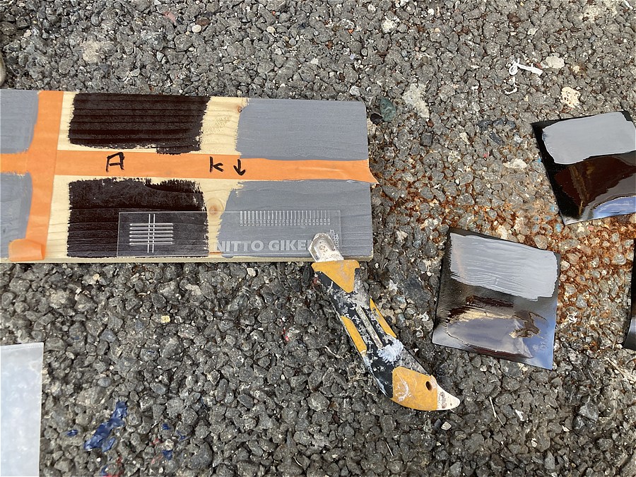 カッターで碁盤目の切れ目を入れていく