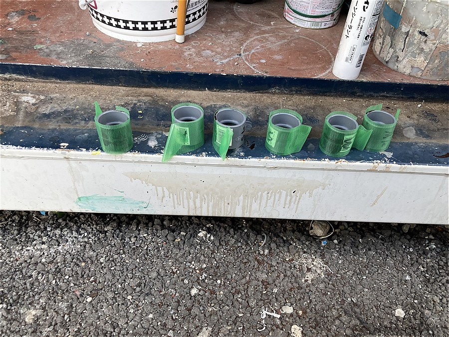 塩ビパイプ、碁盤目カットの上にテープ貼り