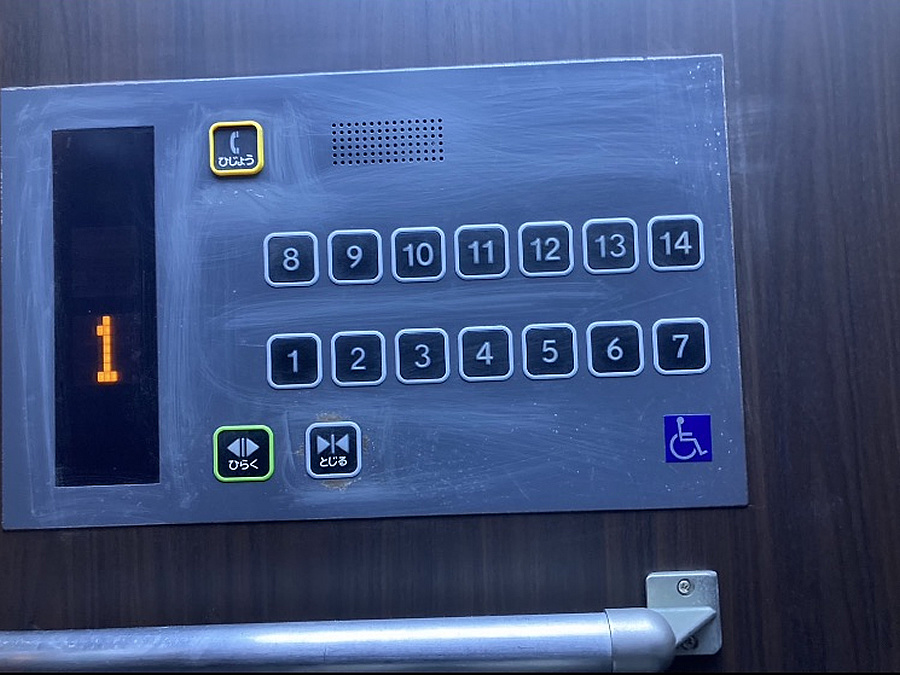 エレベーターの操作パネル