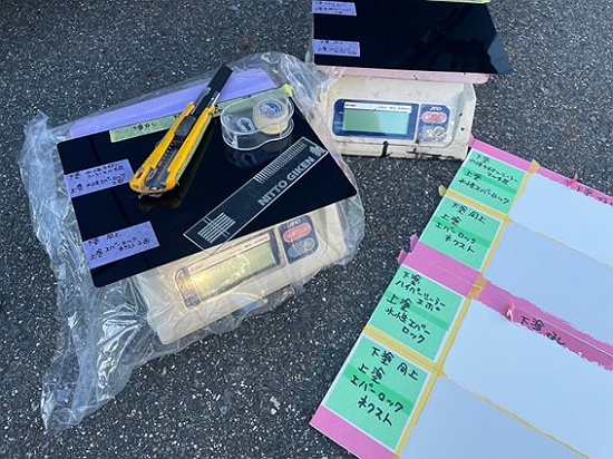 新品ケイカル板塗装 碁盤目試験の様子