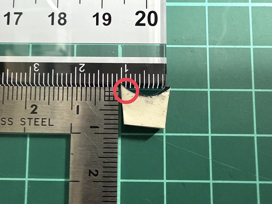 顕微鏡によるシーリング断面観察のためさらにカット